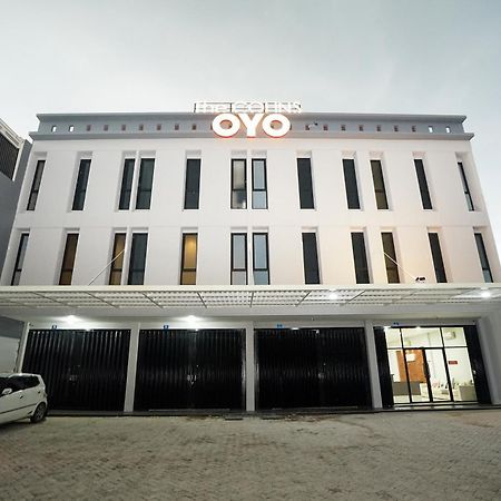 Super Oyo Capital O 449 The Colins Ξενοδοχείο Keputih Εξωτερικό φωτογραφία