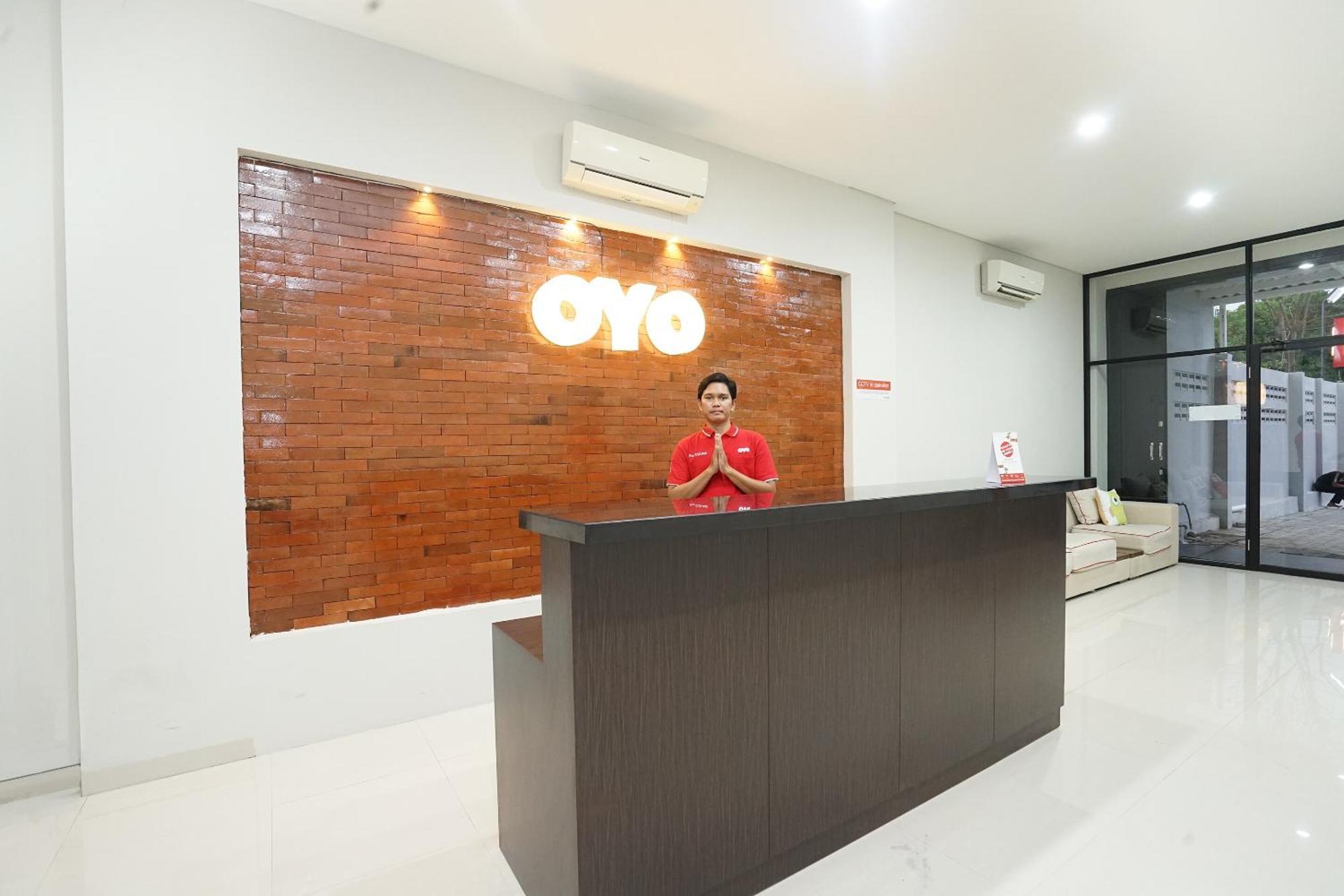 Super Oyo Capital O 449 The Colins Ξενοδοχείο Keputih Εξωτερικό φωτογραφία