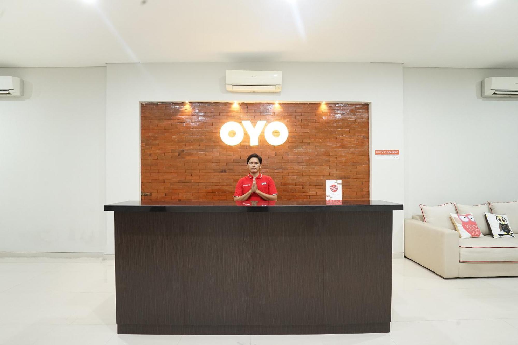 Super Oyo Capital O 449 The Colins Ξενοδοχείο Keputih Εξωτερικό φωτογραφία