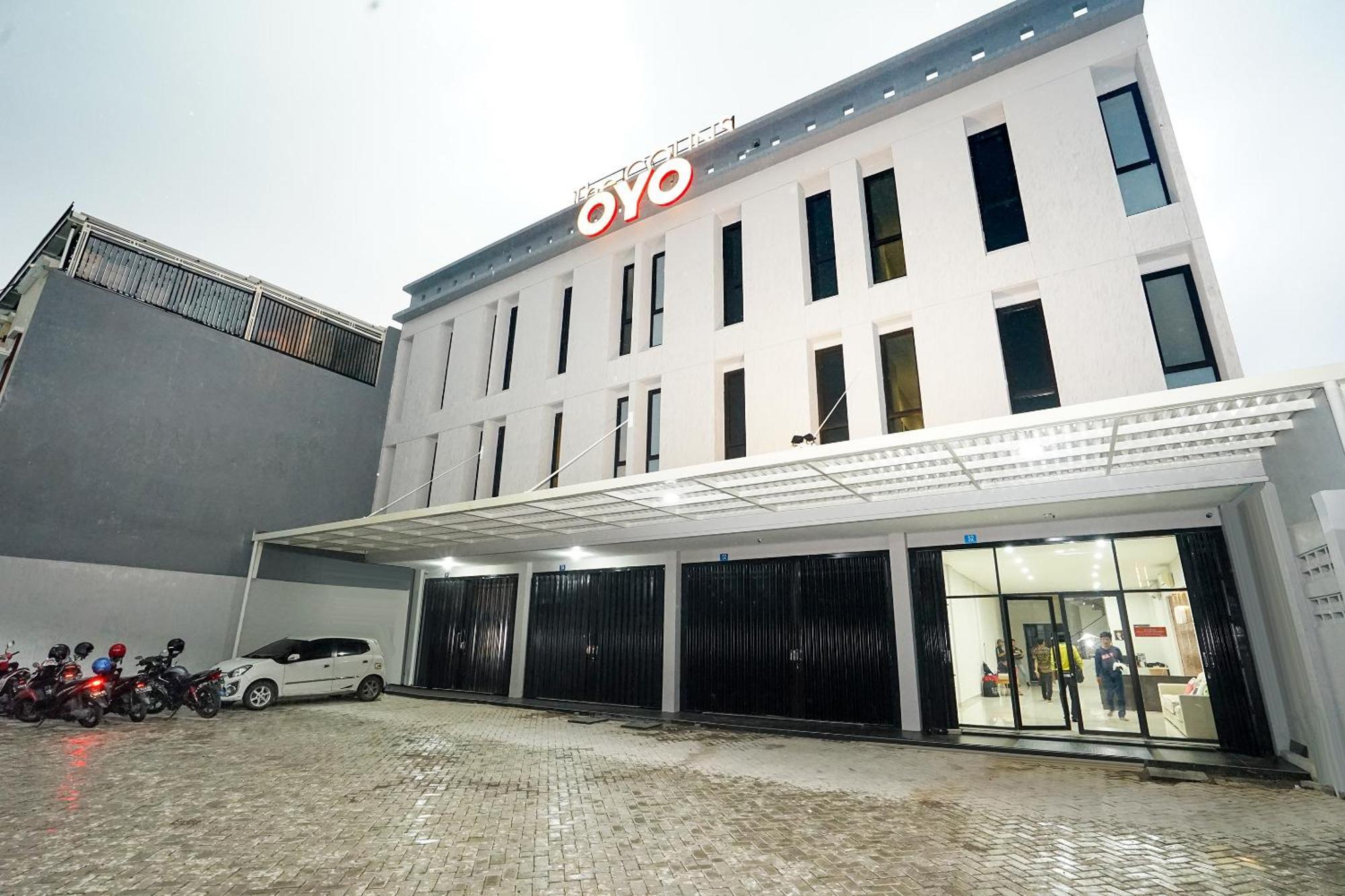 Super Oyo Capital O 449 The Colins Ξενοδοχείο Keputih Εξωτερικό φωτογραφία